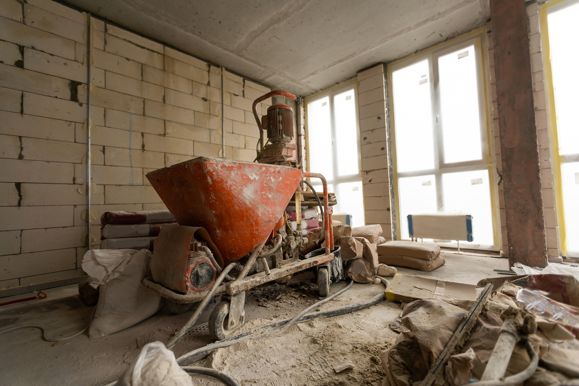 Najlepsze agregaty tynkarskie – czy ranking mówi prawdę, czy marketing?